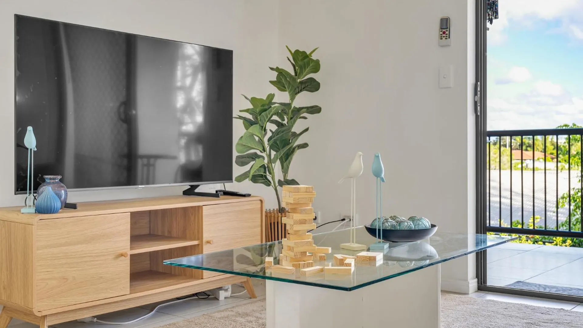 Bright 2-Bed With Private Balcony & Serene View Brisbane Appartement